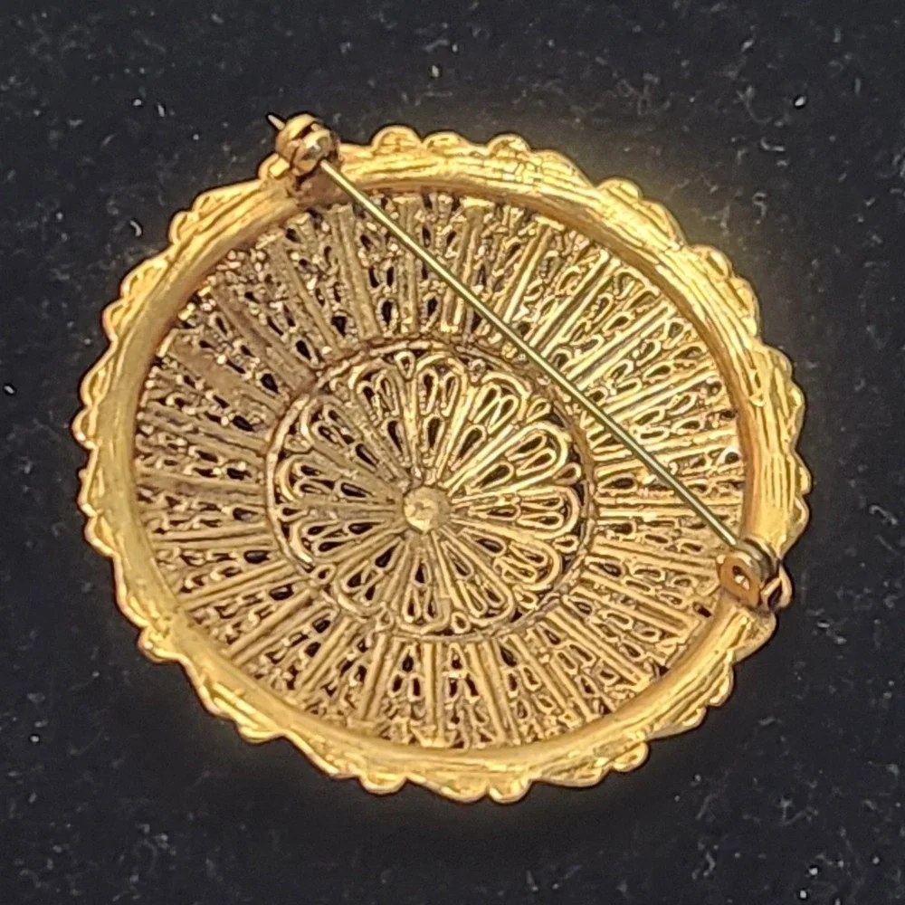 Vintage Gold Tone Filigree Circular Sunburst Brooch Pin Scalloped Edge